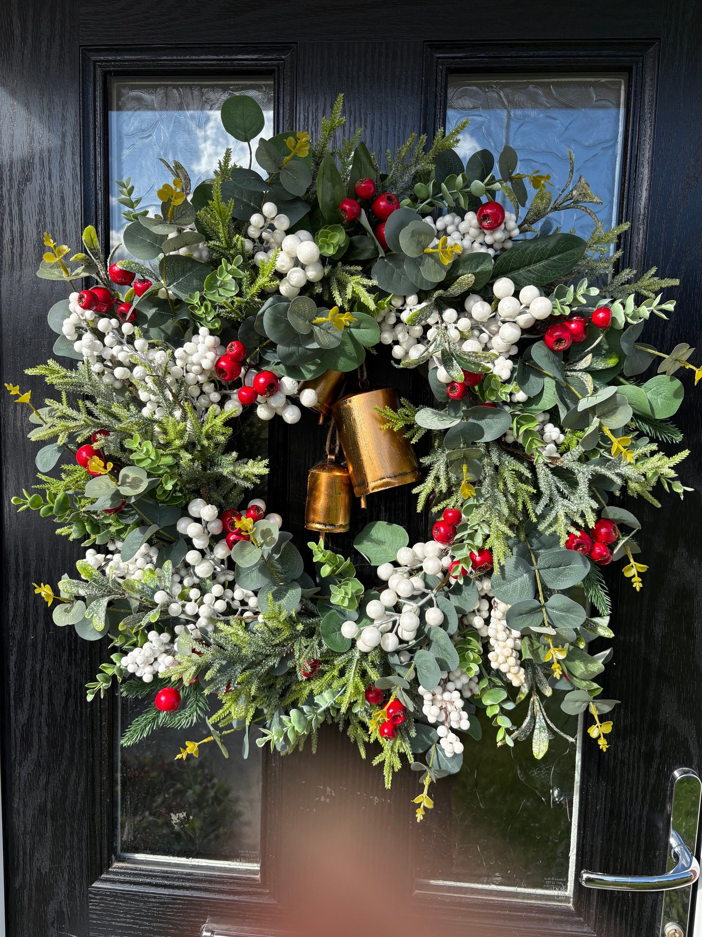 Red Berry Mistletoe Bell Wreath
